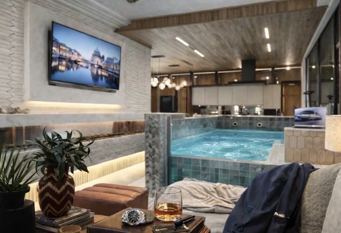 Second-floor lounge overlooking the jacuzzi and kitchen